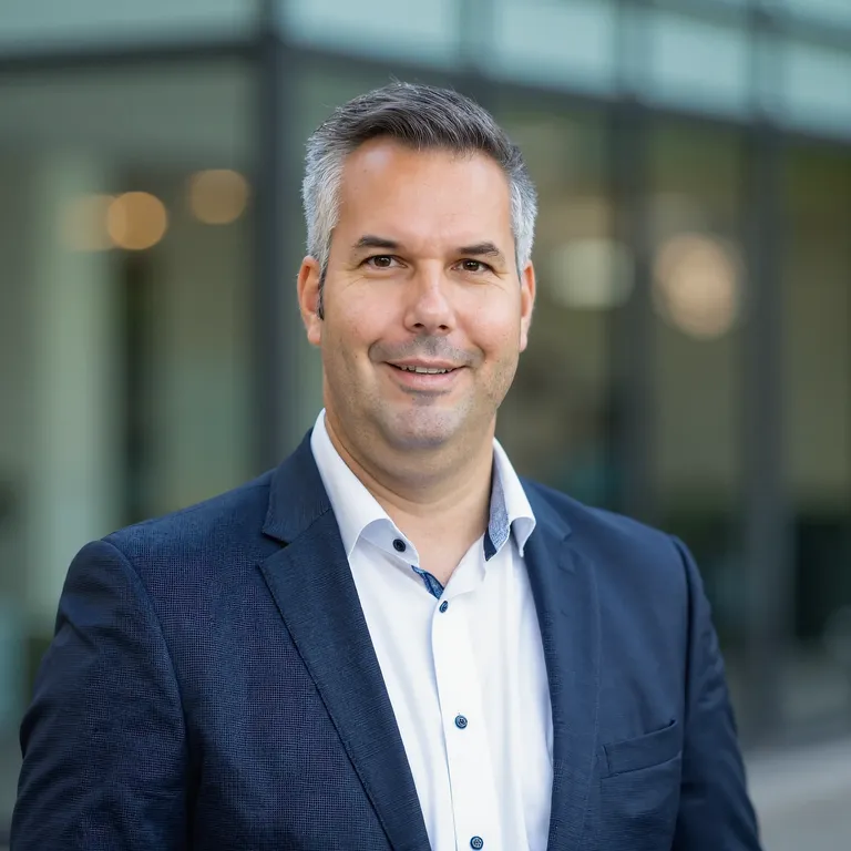 Thorsten Vortmeyer vor einer Bürofassade — Beratung zur Steueroptimierung