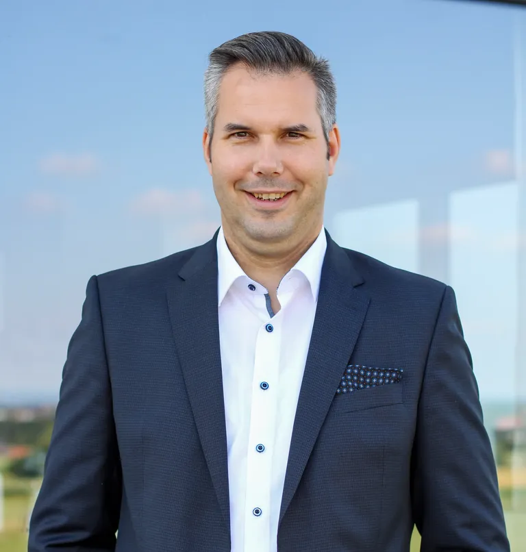 Thorsten Vortmeyer vor weitem Himmel — Beratung zum langfristigen Vermögensaufbau